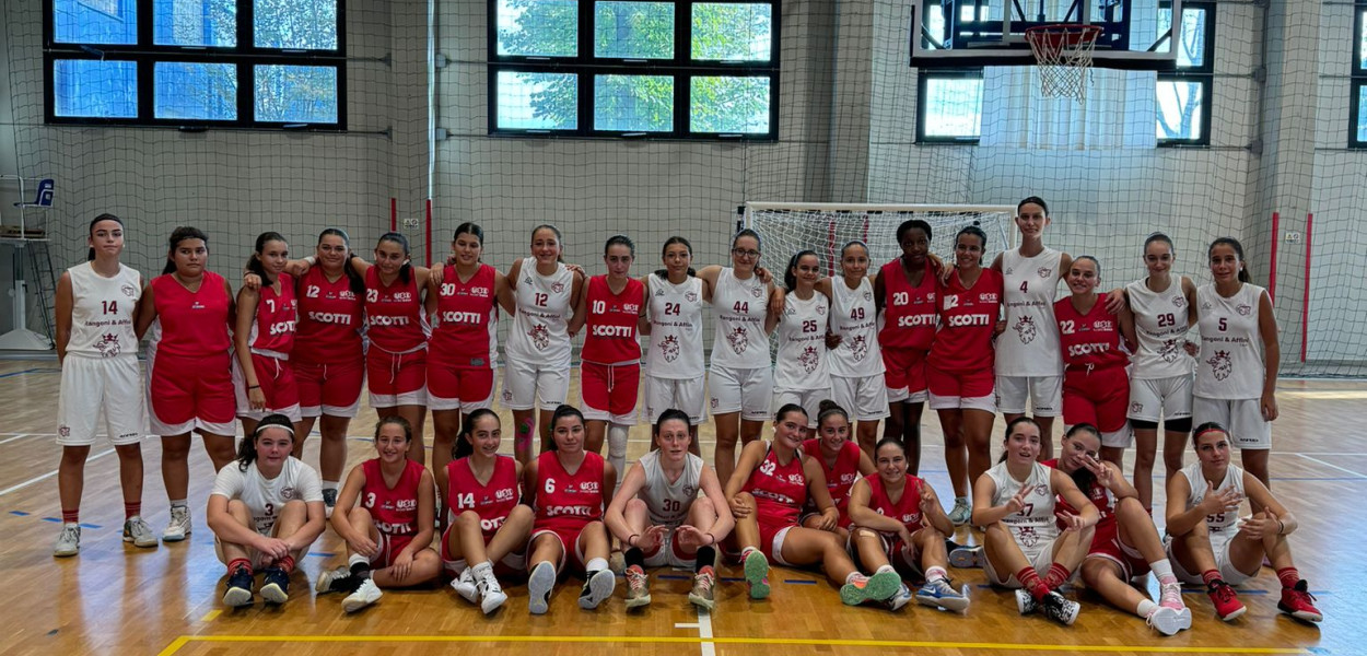 Il gruppone delle Under 15 di Use Rosa Scotti e Mantova