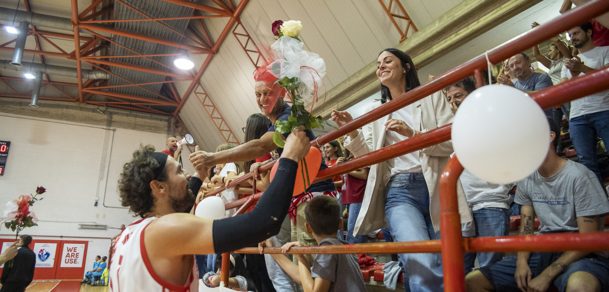Prima della partita, la rituale consegna delle rose al pubblico