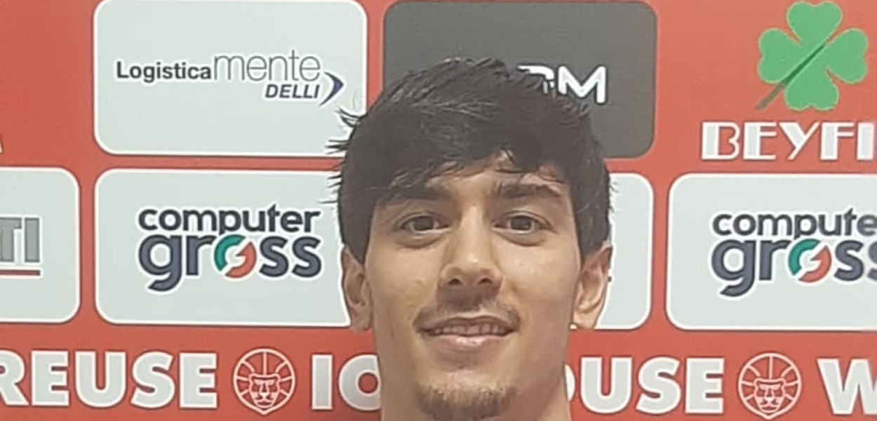 Nicola Calabrese con la maglia dell'Use Computer Gross