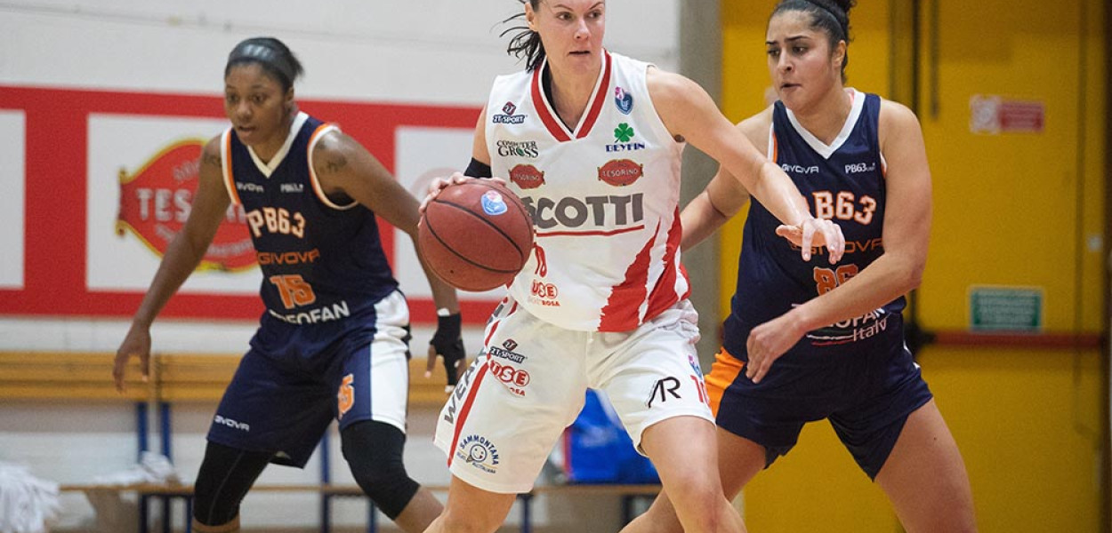 Klara Pochobradska nel match di andata