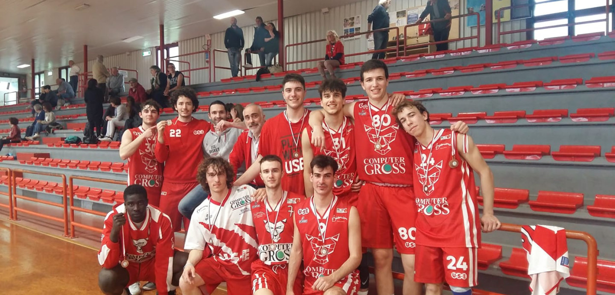 I biancorossi con la medaglia per il terzo posto