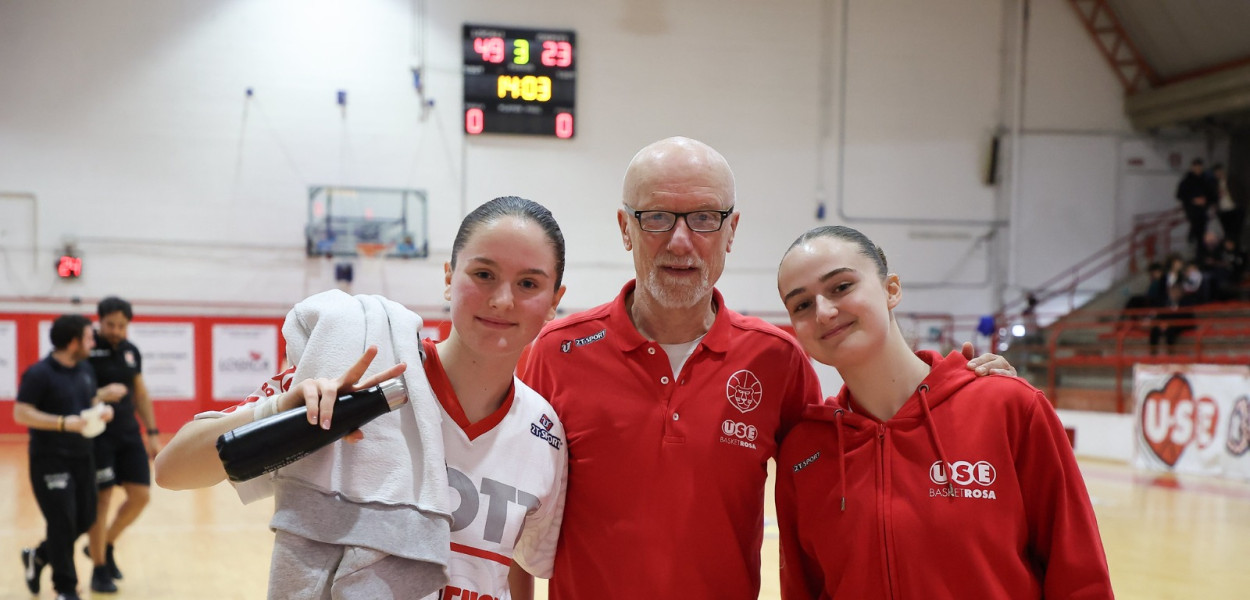 Coach Mario Ferradini fra Eva Cappelli e Sara Panchetti (foto Alexander Putnam)