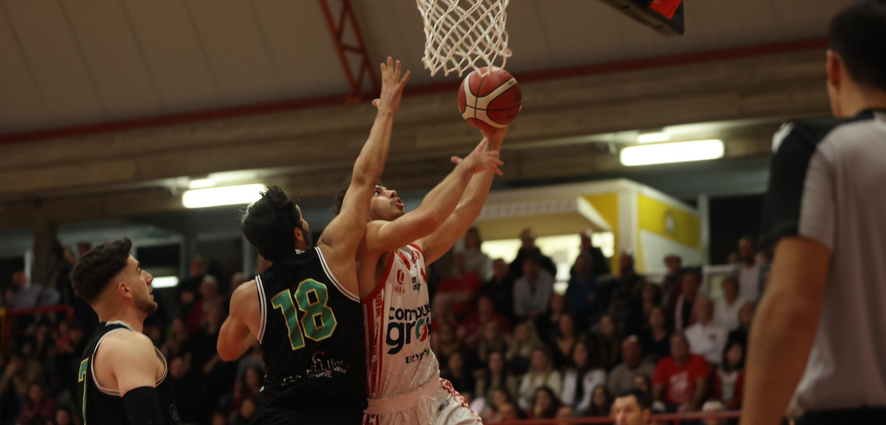 Luca Giannone a canestro