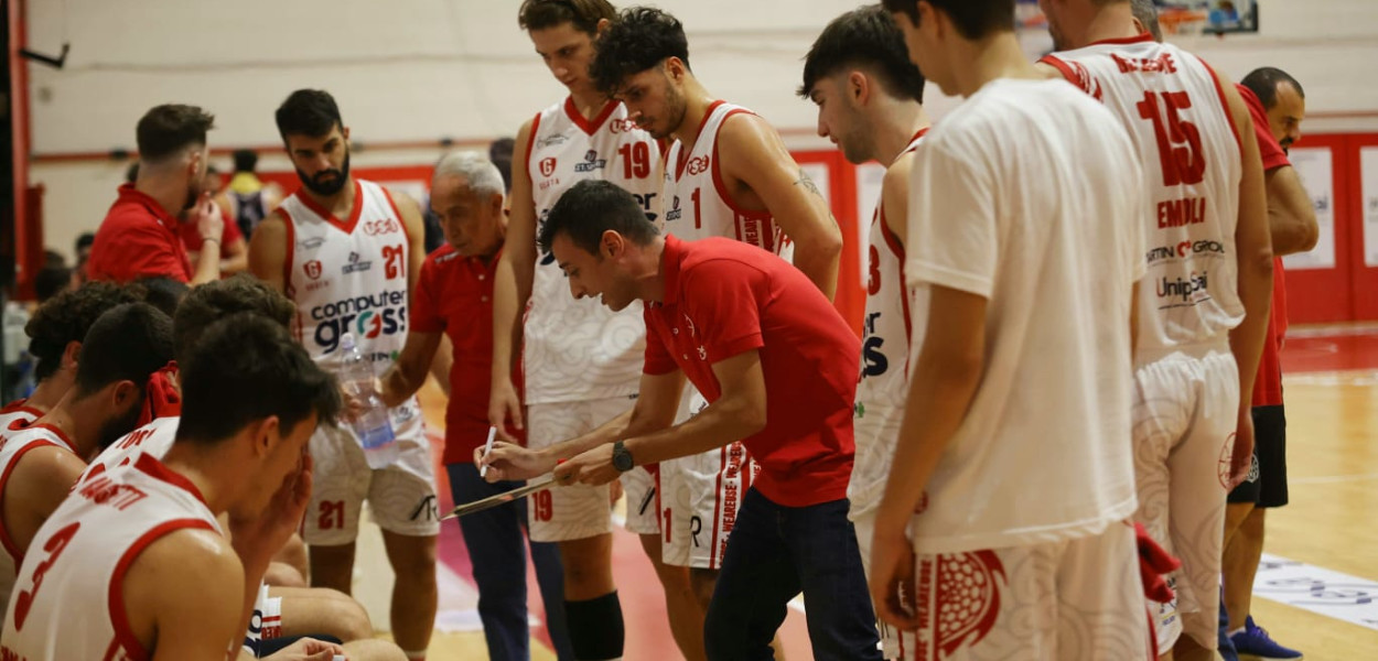 Coach Luca Valentino