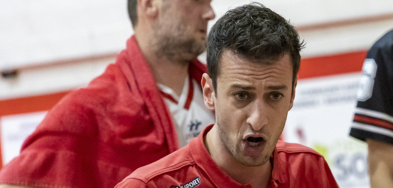 Coach Luca Valentino
