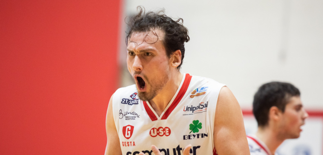 Il pivot biancorosso Matteo De Leone