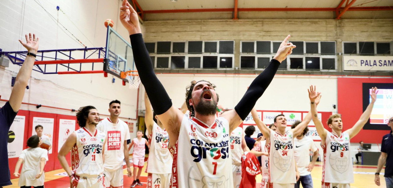 L'esultanza di capitan Sesoldi dopo la vittoria in gara due