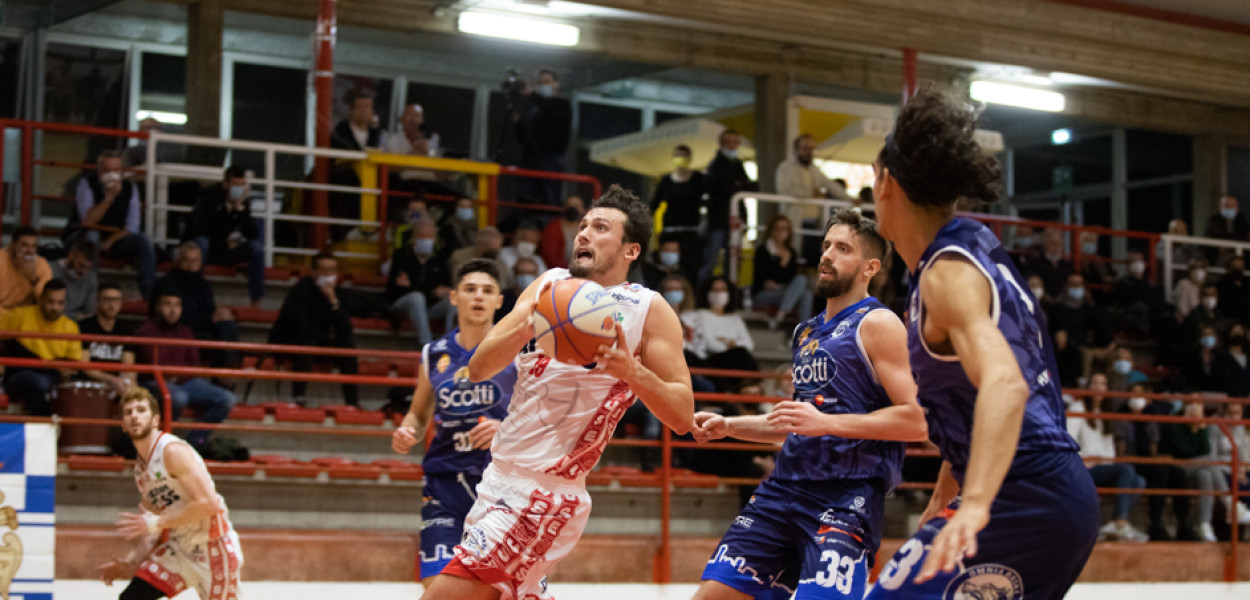 Il pivot biancorosso Matteo De Leone