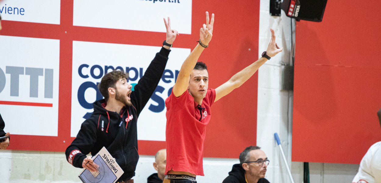 Coach Luca Valentino