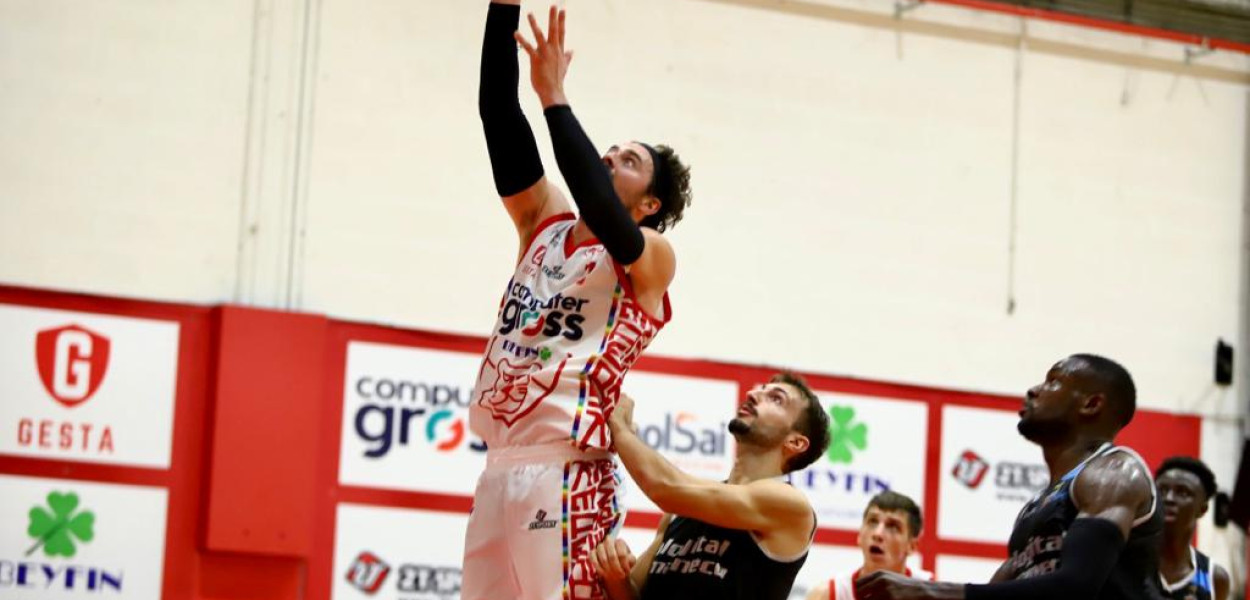 Daniele Sesoldi appoggia a canestro